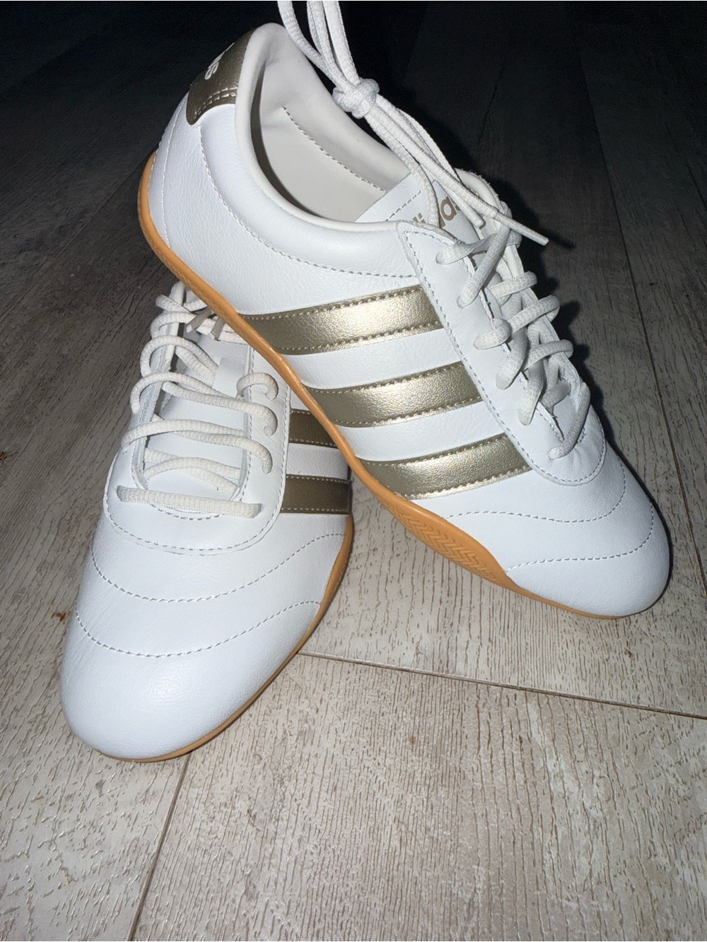 Adidas Grand Court Lo Women’s 6 White Metallic Gold Gum Sole Sneakers JQ9685